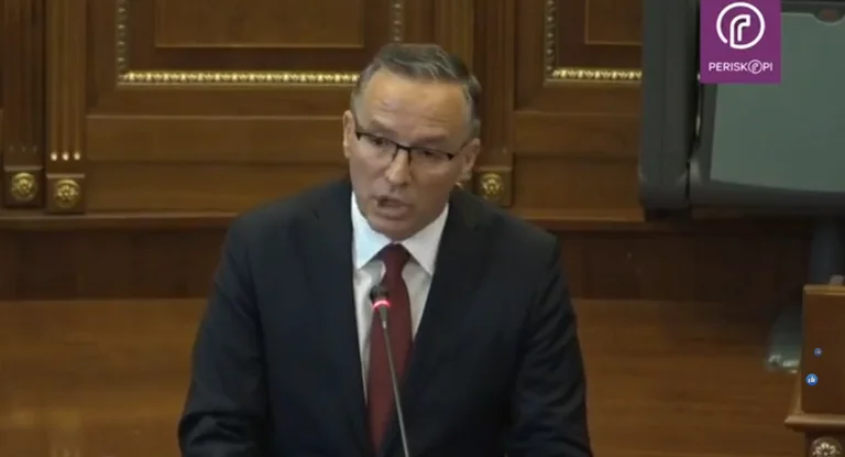 Hamza-VV’së: Pastroni muret që i keni shkarravitur kundër Isa Mustafës e ambasadorëve në Kosovë
