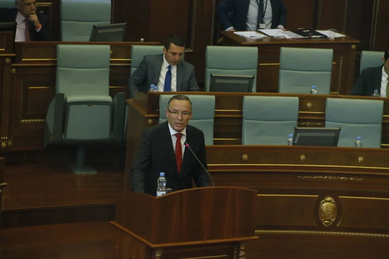 Hamza-Kurtit: Ju dhunuat institucionet, sulmuat zyrtarët në prani të bashkëshorteve të tyre