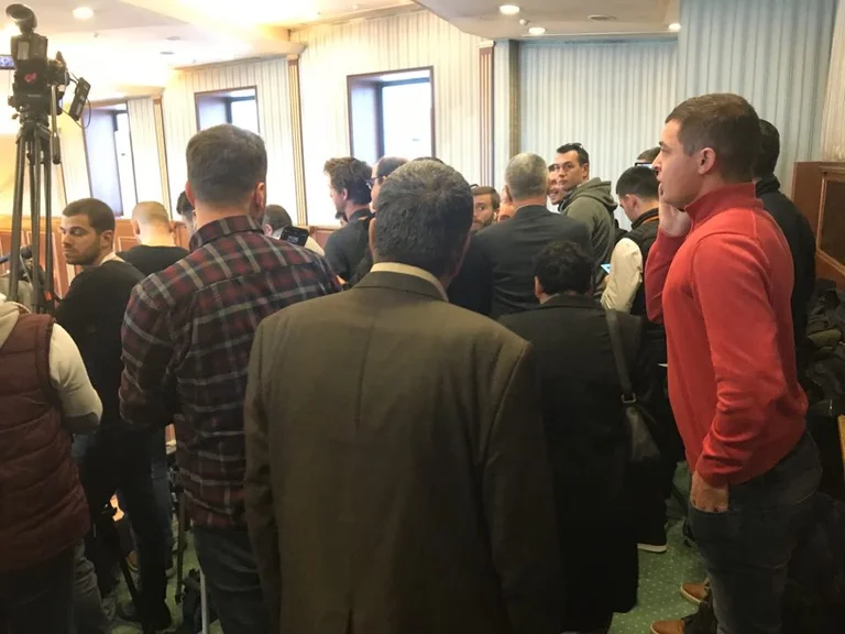 Votimi i Qeverisë, edhe prindërit e Astrit Deharit në seancë
