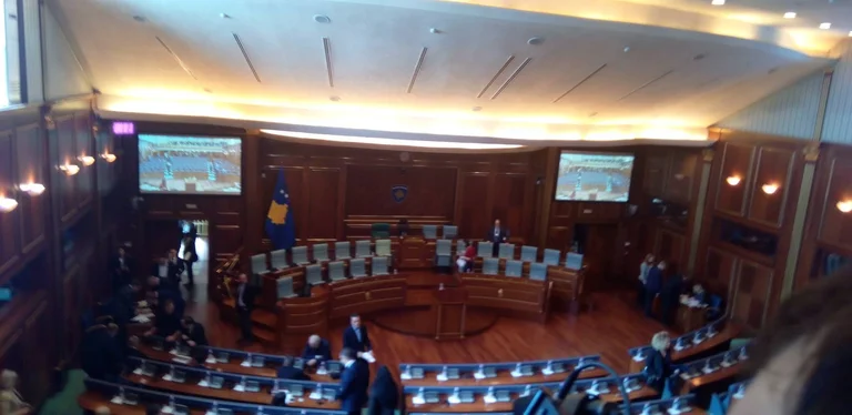 Votimi i Qeverisë, vonohet seanca