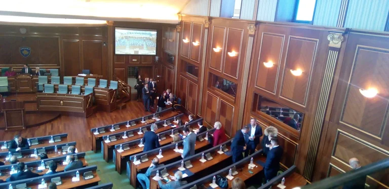 Albin Kurti arrin në sallën e Kuvendit