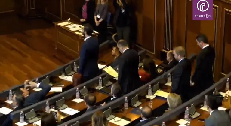 Mësoni pse u ngritën në këmbë Uran Ismaili, Abelard Tahiri dhe disa deputetë të tjerë (Foto)