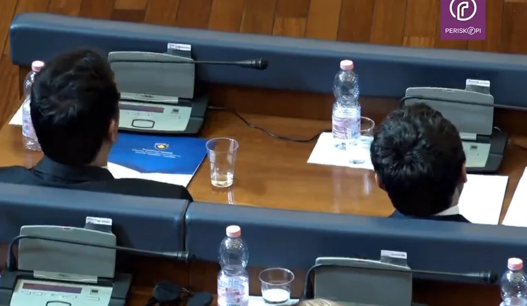 Shihni reagimin e Kurtit dhe Konjufcës kur deputetja e AAK-së ua kujton deklaratat kundër Mustafës
