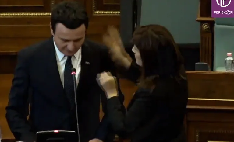 Çka i tha Albin Kurti Ganimete Musliut kur kjo ia vendosi flamurin kuq e zi te xhepi i setrës (Foto)