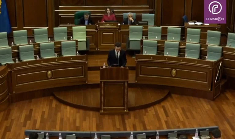 Kurti si kryeministër sulmon popullin: Do ta luftojmë korrupsionin mes tyre, do t’i fusim me obligim në ushtri