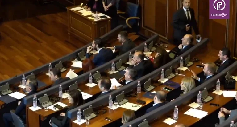 Pse deputetët e PDK-së duartrokitën e shpërthyen në të qeshura me fillimin e fjalimit të Kurtit