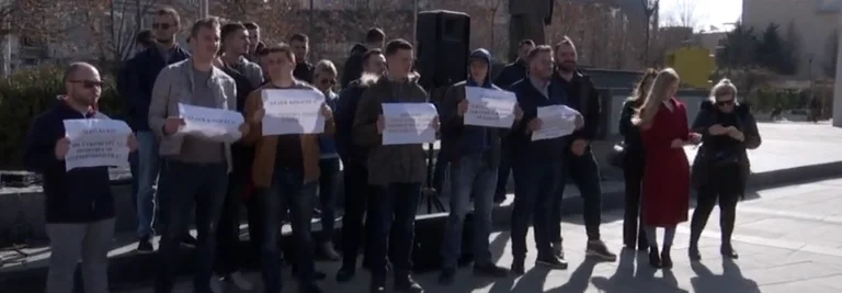 Rinia e PDK-së aksion para Kuvendit: Lëshon deklaratat e Kurtit ‘Isë, Isë, argati i Serbisë’