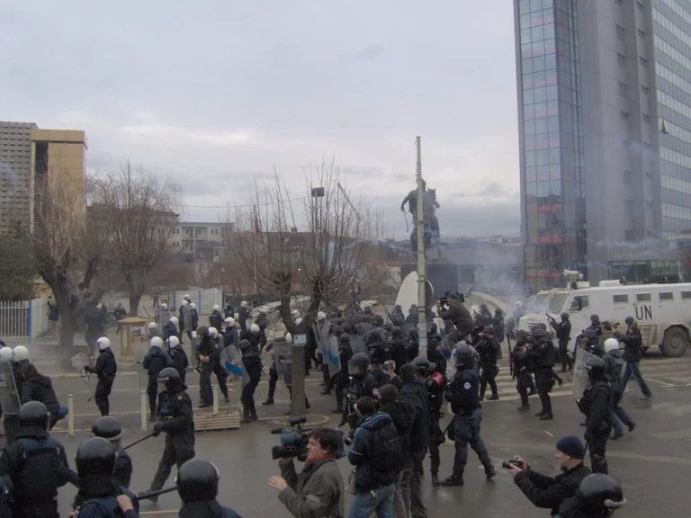 Ky është kulmi: Deputeti i zgjedhur i VV-së u tall me protestën e kësaj partie ku mbetën të vdekur 2 njerëz