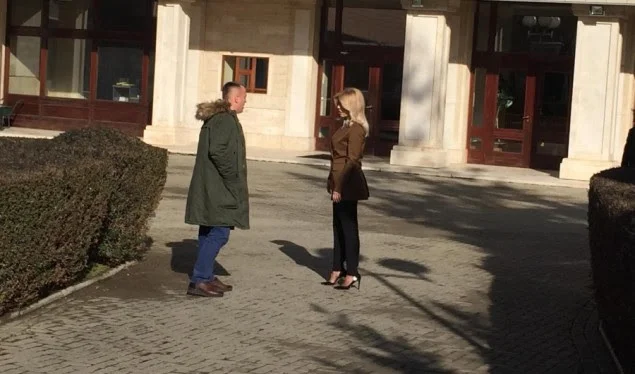 Votimi i Qeverisë: Mbërrijnë në Kuvend disa nga deputetët
