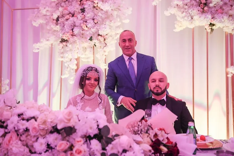 Haradinaj e përfundon mandatin në një dasmë