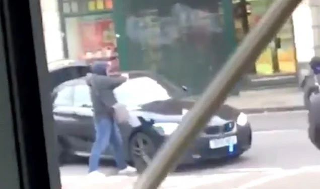 Sulmi terrorist në Londër, momenti kur policia qëllon mbi agresorin