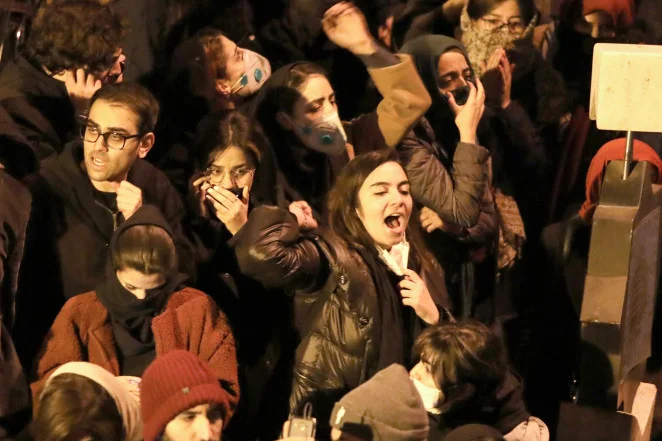 ‘Gratë cullak’ që po heqin shamitë po terrorizojnë regjimin e Iranit