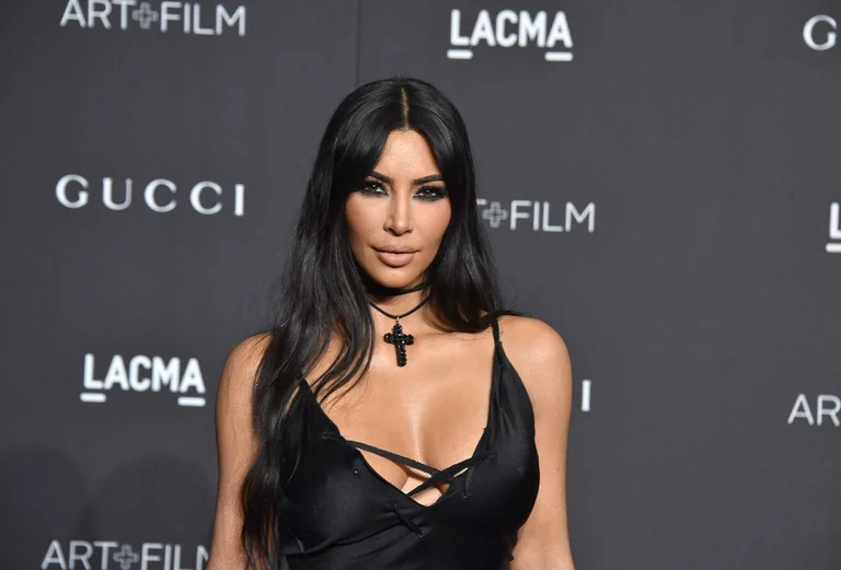 Kim Kardashian një nënë e përkushtuar, argëtohet me lojërat e fëmijëve