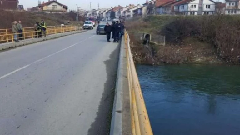 Humb jetën 20-vjeçari, bie me veturë në lumin Ereniku