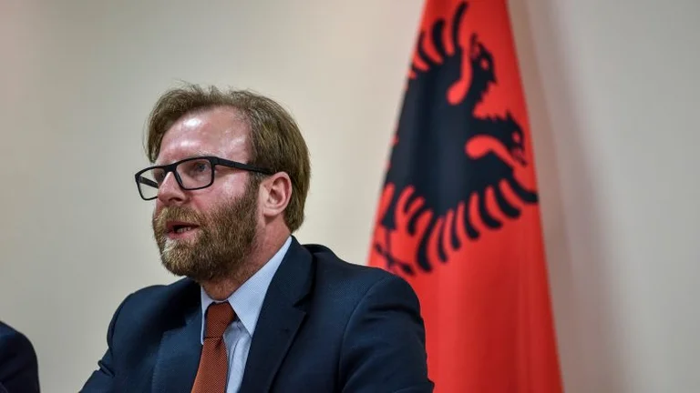 Haki Abazi ia thotë këngës pas arritjes së marrëveshjes VV-LDK