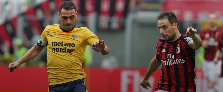 Formacionet zyrtare: Milan- Verona, Kumbulla e Rrahmani startues