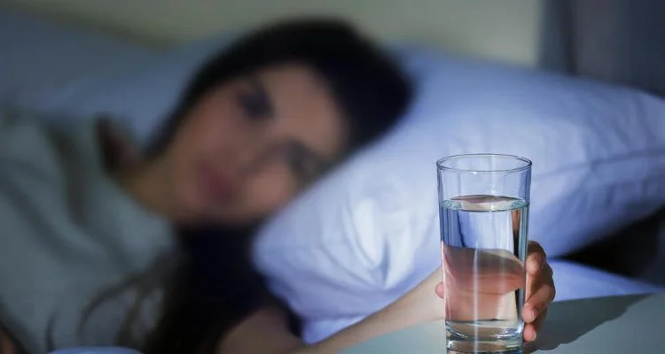 Ky është ndikimi i ujit për një gjumë më të mirë