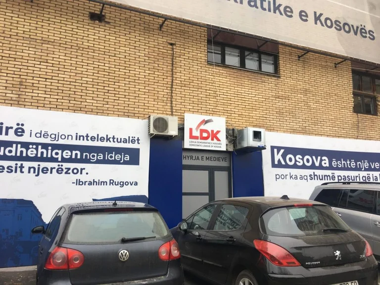 Çfarë po ‘zihet‘ në LDK, Mustafa shkon në zyre të partisë
