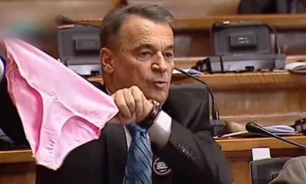 Eskalon deri këtu: Radikalët e Sheshelit i dhurojnë brekë ministres serbe në Kuvend