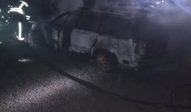 Bruciare due auto in Vushtrri (Foto)