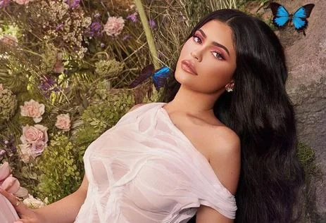 Kylie Jenner s’lë vend për imagjinatë në të bardha