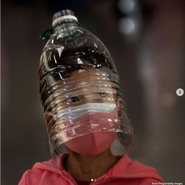 Children in China place bottles of plastic as a protective measure of coronary (Photo)