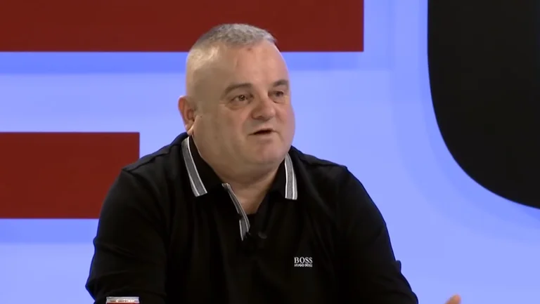 Sabit Geci spricht nach einem Interview des Special: Fragen waren albern.