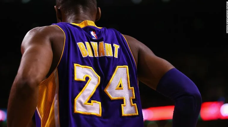 C'est presque incroyable quel prix une balle signée est la vente de Kobe Bryant sur eBay