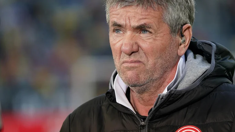 He managed to take the Fortuna team to the first German Bundesliga, as a coach in the town of Dusseldorf, is dismissed in 13 hours.