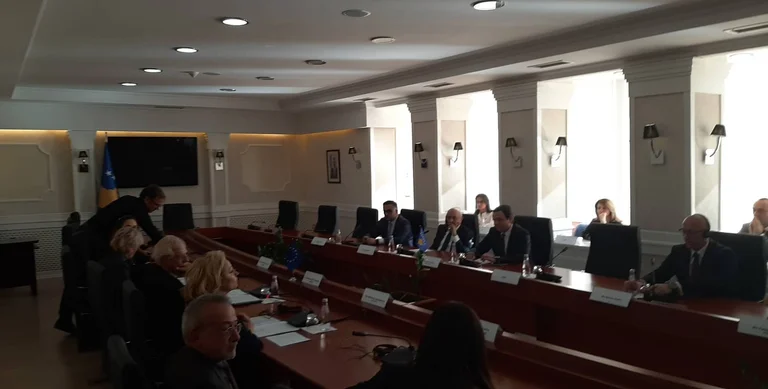 La rencontre de Borrell commence avec les représentants des partis politiques, sans PDK