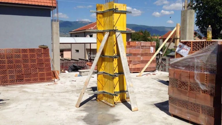 En Albania, los puestos de trabajo restantes están siendo sustituidos por asiáticos y africanos