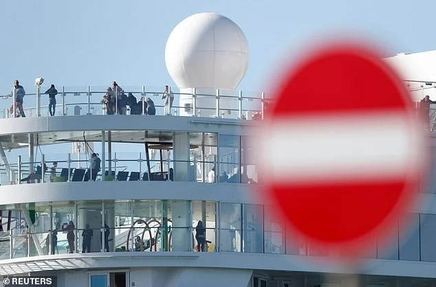 Eine Frau zeigte Symptome von Coronavirus, ein Schiff blockiert mit 60.000 Passagiere in Italien