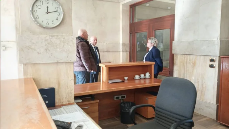 Le Kurt de Mustafa se rend à l'Assemblée pour rencontrer Borelli