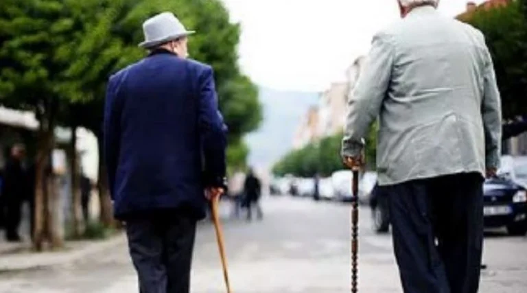 L'economista: albanesi vecchi e poveri