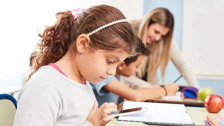 Cómo el teléfono móvil afecta el aprendizaje y la tarea