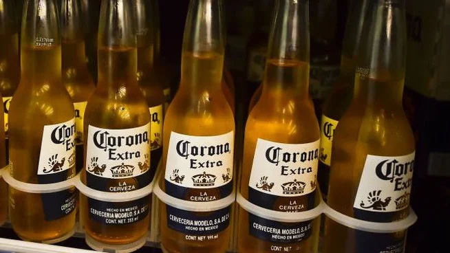 Il y a des gens qui pensent que le coronavirus est causé par la bière de Corona.