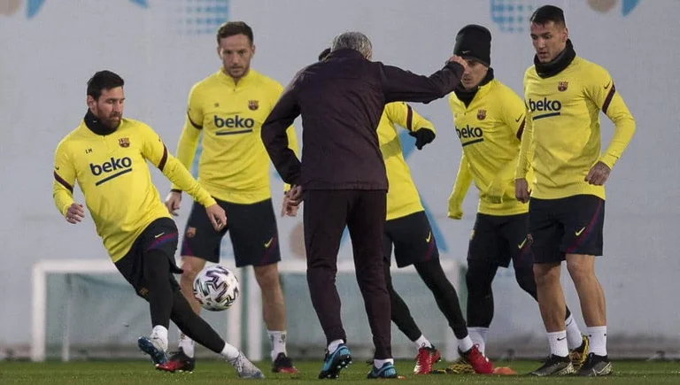 Amazing: Manaj alongside the Mess, his debut with Barça is expected