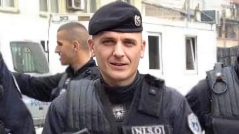 L'officier Sami Thaci, 16 ans, a apporté une arme à l'UCK (VIDEO)