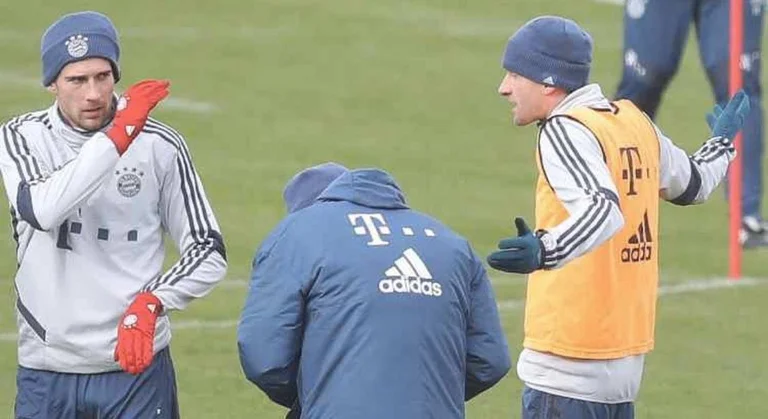 Beats tra i giocatori di calcio alla sessione di allenamento di Bayern Monaco