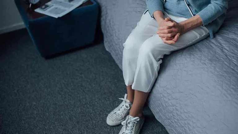 Warum ist es wichtig, dass niemand auf Ihrem Bett sitzt, wenn es von außen kommt?