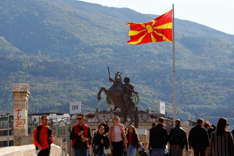 Le Guardian examine la pro--sensation. UE des Albanais et des Macédoniens: Nous sortons, pourquoi veulent-ils entrer?