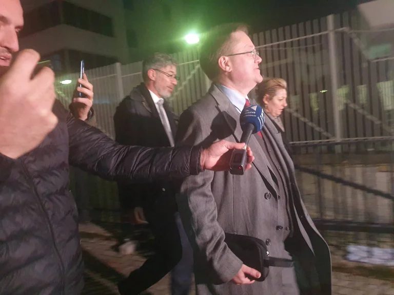 Ambassadeurs Quitter la réunion V V- LDK: Nous ne sommes pas impliqués