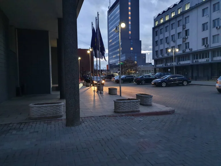 Sei stata trasparente stasera? Kurt non risponde ai giornalisti mentre entra nell'Assemblea (Video)