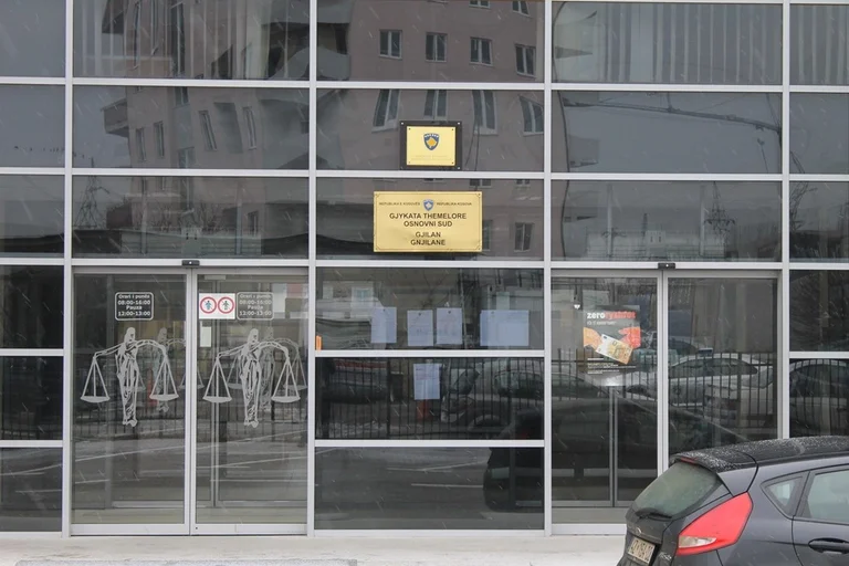 Un mois de détention pour des gylanas dus à la violence familiale