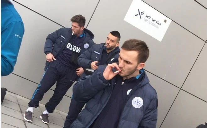 Scandalous: Kosovo Spieler beleuchten eine Zigarette vor dem Start für Georgien