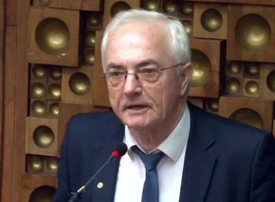 El escritor albanés amenazó con arma