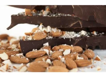 Cure proprietà della combinazione di cioccolato nero e mandorle