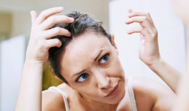 Los científicos finalmente descubren la causa del pelo gris: El estrés no es responsable