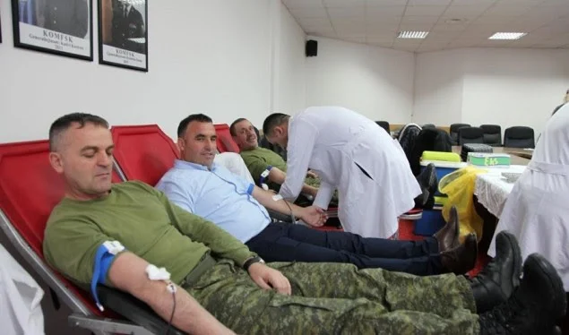 Kosovo Soldaten freiwillig Blut spenden