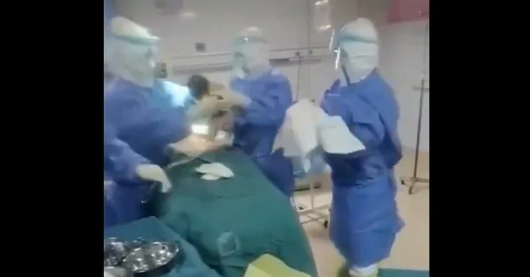 La mujer afectada por el coronario da a luz al niño (Vídeo)